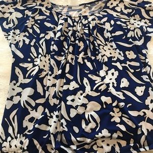 Middle pleated blouse with blouson bottom.